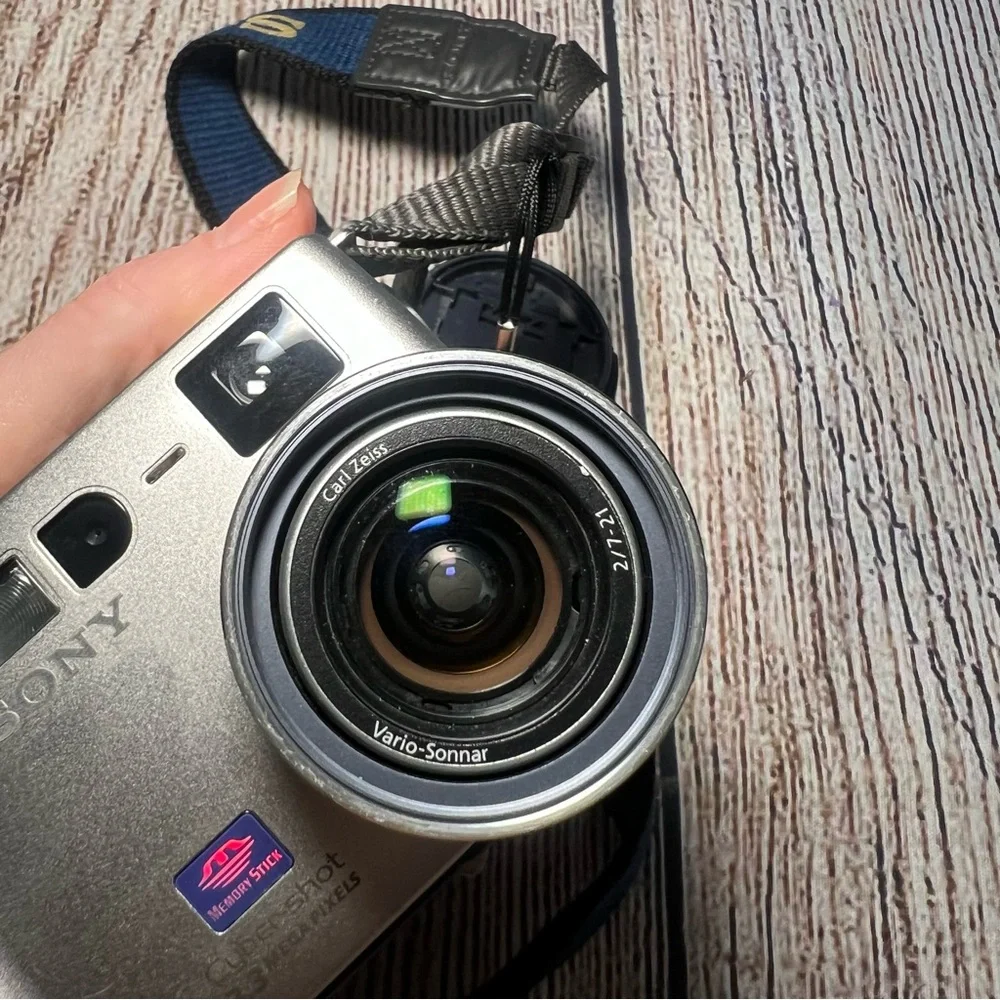 Sony CyberShot DSC-S70 Digital Camera Carl Zeiss Lens Bundles With‎ Charger READ